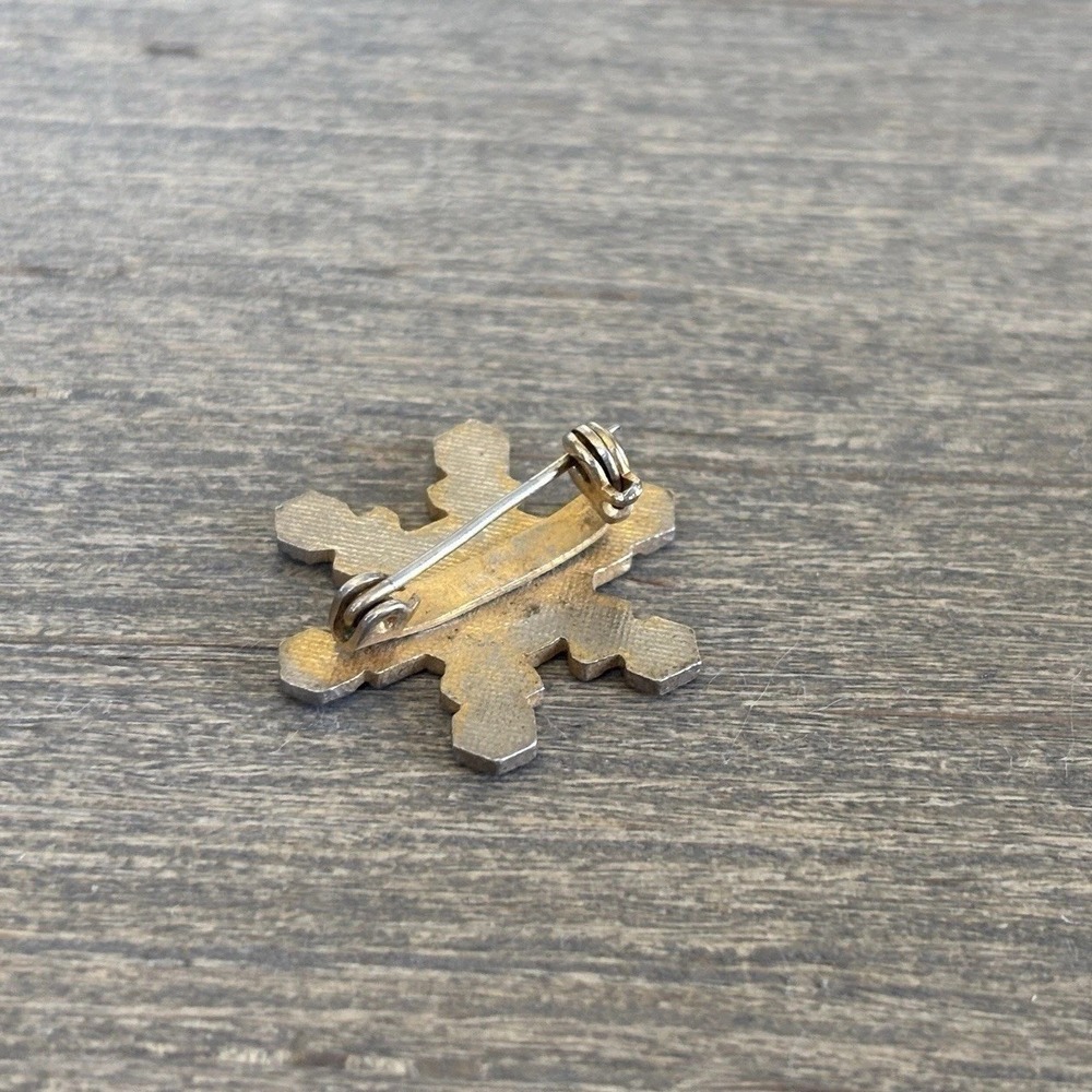 Vintage Lake Tahoe White, Gold & Red Metal Snowflake Lapel Brooch Clothing Pin - Picture 6 of 8